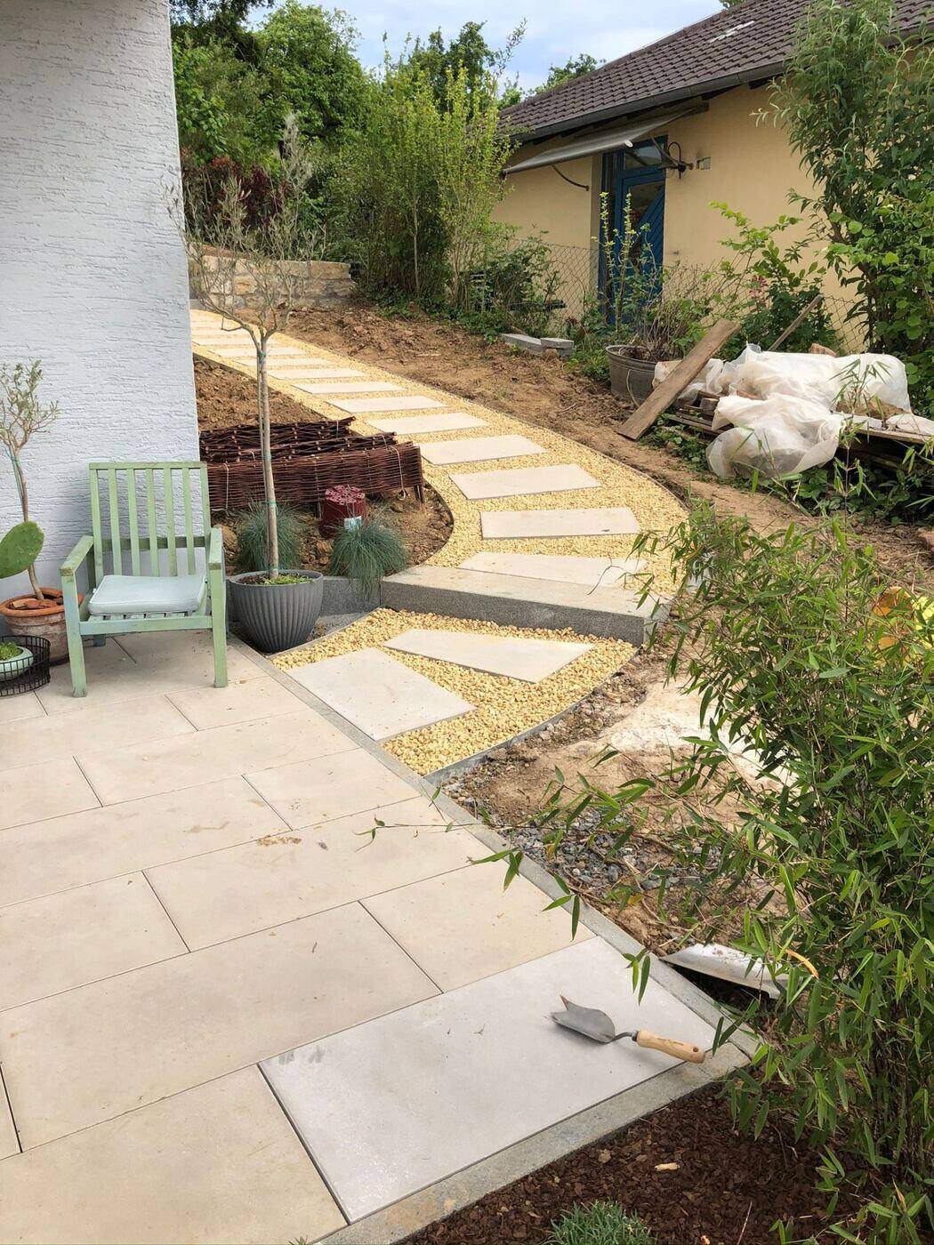 Fertige Terrasse mit Trittplattenweg und Bepflanzung