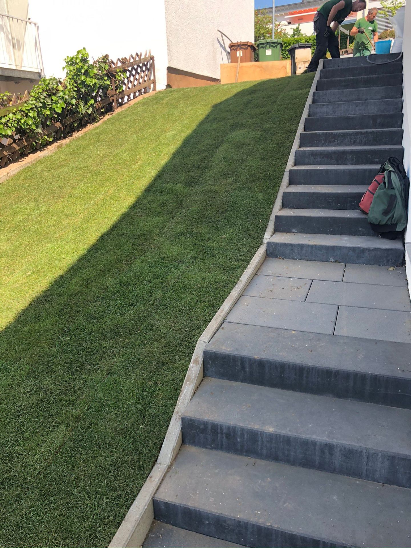 Hangtreppe mit fertig verlegtem Rasen