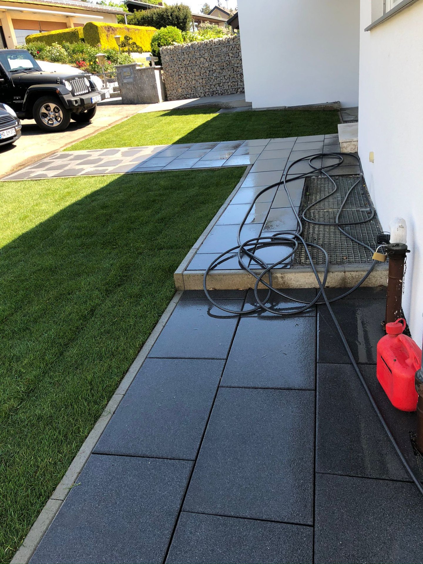 Frisch verlegte Plattenwege rund ums Haus