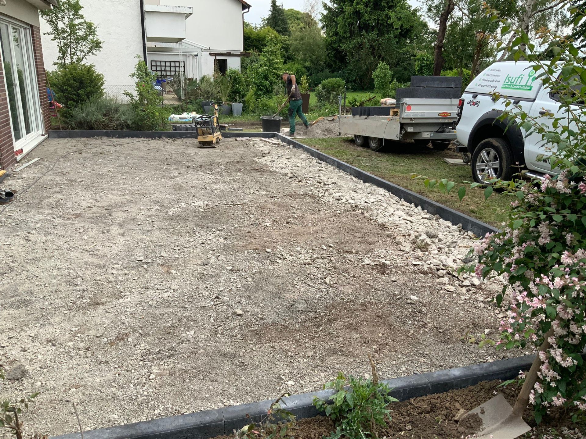 Vorbereitete Terrassenfläche mit Schotter