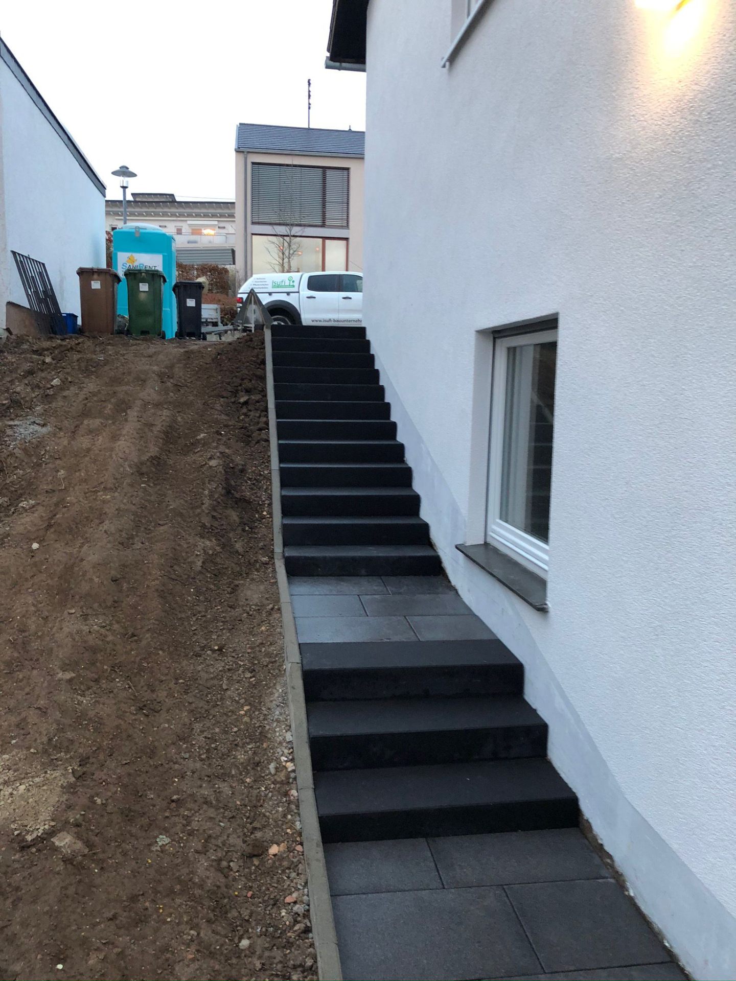 Außentreppe vor der Begrünung