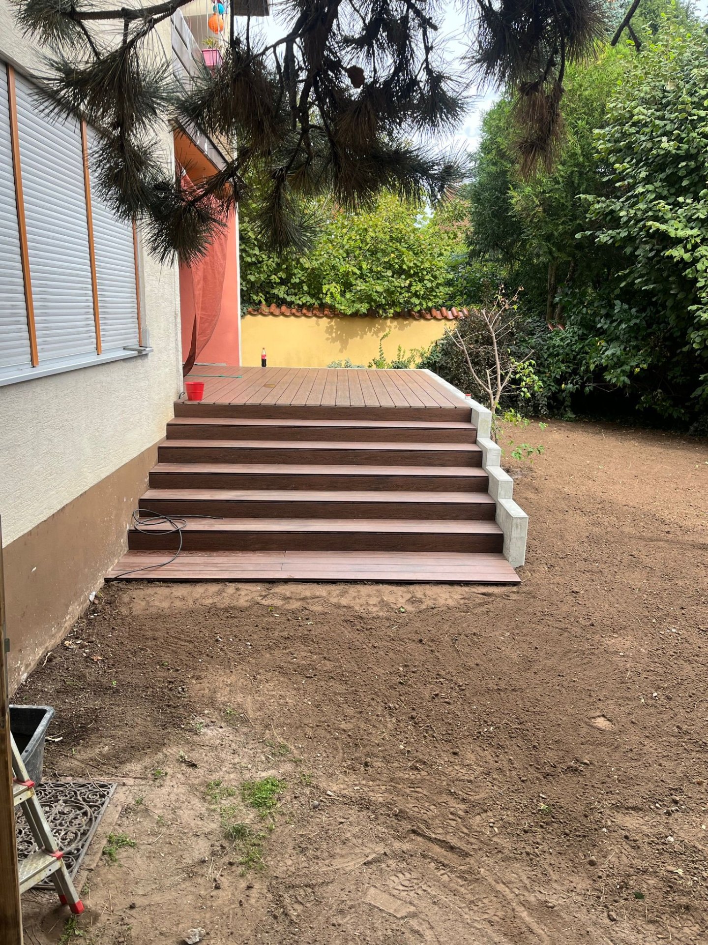 Holztreppe im Garten
