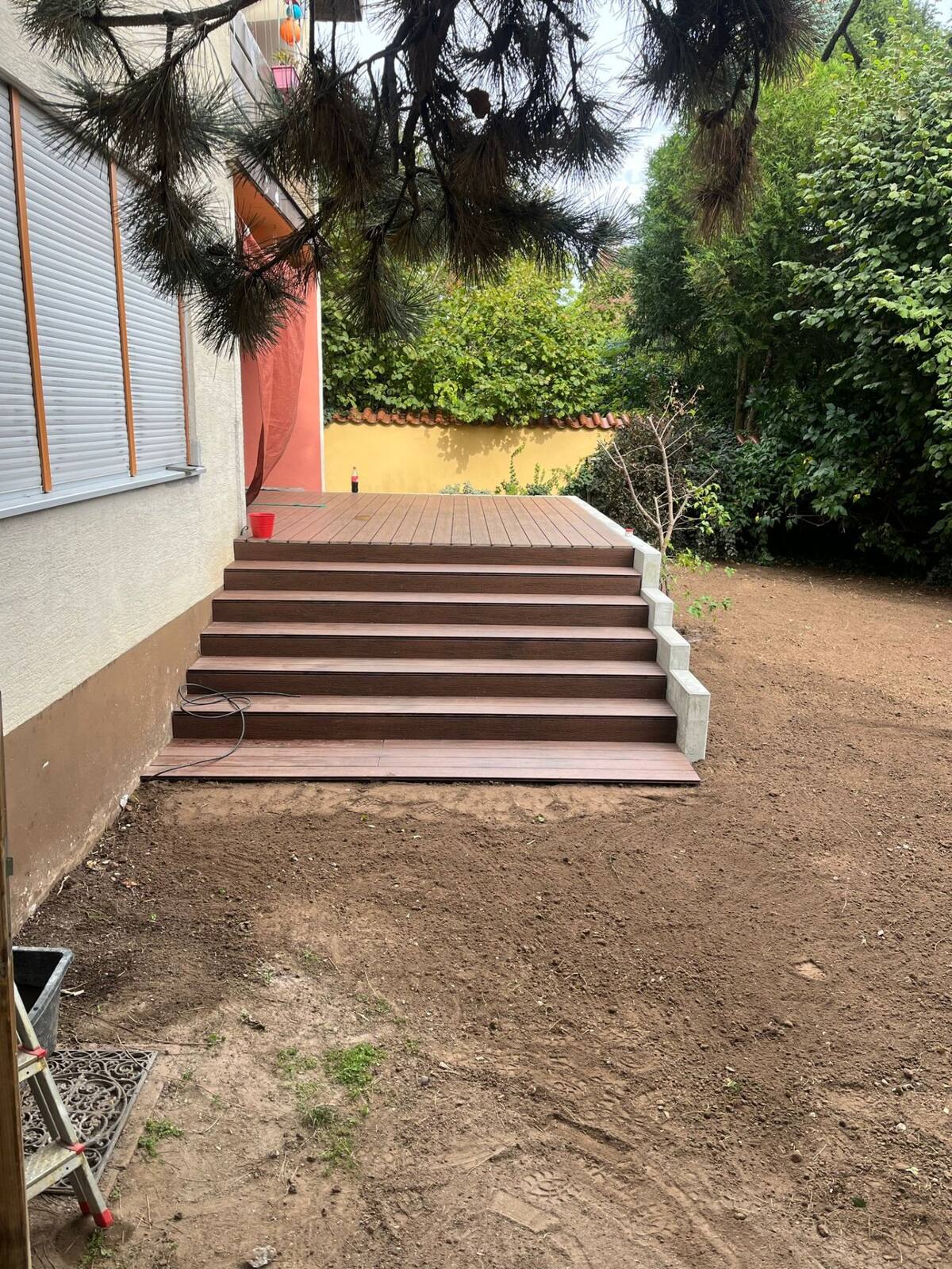 Holztreppe im Garten